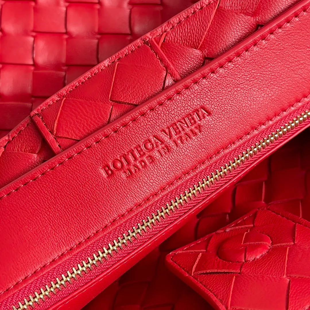 The 2023 new Andiamo batch of 2260 BV has been shipped‼ ️Really popular🔥The new Andiamo woven handbag launched by Bottega Veneta this season is really popular all over the world! ! Celebrities at home and abroad have worn it, and Oscar-winning actress Michelle Yeoh has taken it out on the street. Song Jia, Trai Yara, Yu Feihong, Sanji Ayaka, Rosie Hunting-Whiteley, Yoshioka Riho, etc. have all picked up this bag. It is classic and versatile, showing off its temperament, and the bag capacity is also large, which is very convenient for daily commuting! ! A variety of carrying methods, the shoulder straps can be adjusted by yourself, the original lambskin feels soft and delicate, and the unisex style breaks the gender boundaries and brings a more practical and long-lasting use experience. Andiamo, which has both elegant and casual styles, perfectly interprets the true appearance of "fashionable old money style". Style number: 743572 Size: 32*24*12